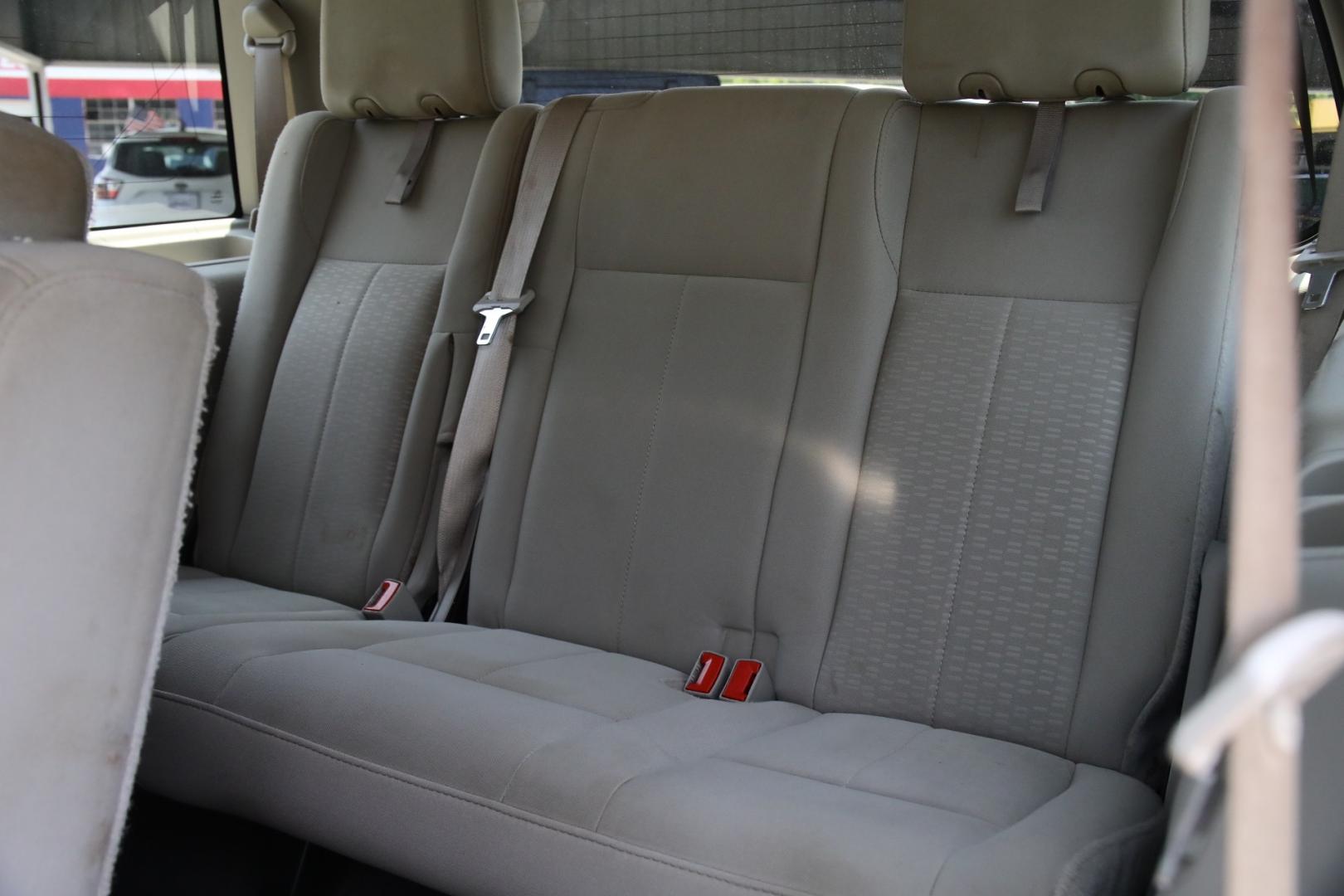 2007 SILVER FORD EXPEDITION XLT 2WD (1FMFU15547L) with an 5.4L V8 SOHC 16V engine, 6-SPEED AUTOMATIC transmission, located at 420 E. Kingsbury St., Seguin, TX, 78155, (830) 401-0495, 29.581060, -97.961647 - Photo#11